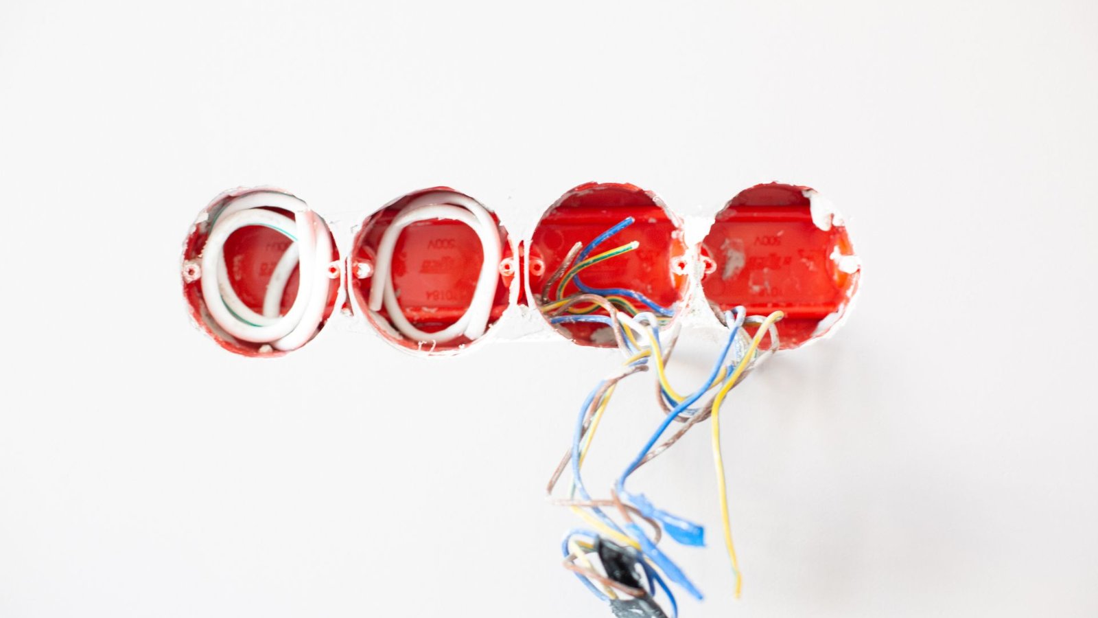 Elektromos vezetékek és konnektorok felújítás közben, az elektromos hálózat felújítás szemléltetésére