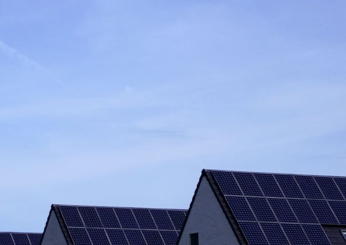 Napelemekkel borított háztetők, amelyek a napelem megtérülés kérdését szemléltetik